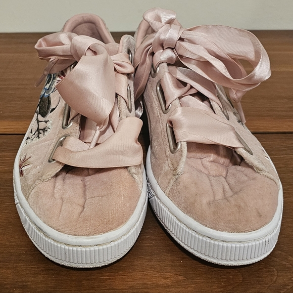 Puma Heart Hyper Peach Velvet Floral Embroidery Sneakers Women's Size 7.5 - Picture 2 of 14